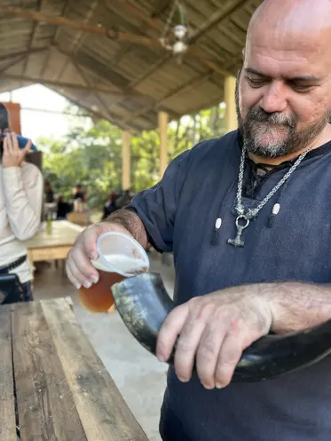 Hidromel servido em corno no Brumas Festival